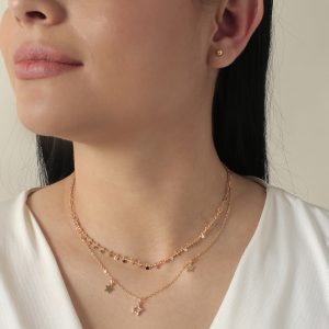 Gargantilla con dijes de estrellas doradas