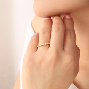 ANILLO . FIGURAS EN BANO DE ORO