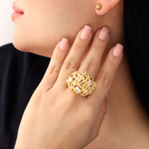 ANILLO . FIGURAS EN BANO DE ORO