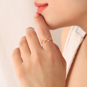 ANILLO . FIGURAS EN BAÑO DE ORO