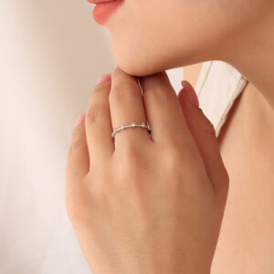 ANILLO .  PIEDRAS EN BAÑO DE RODINADO