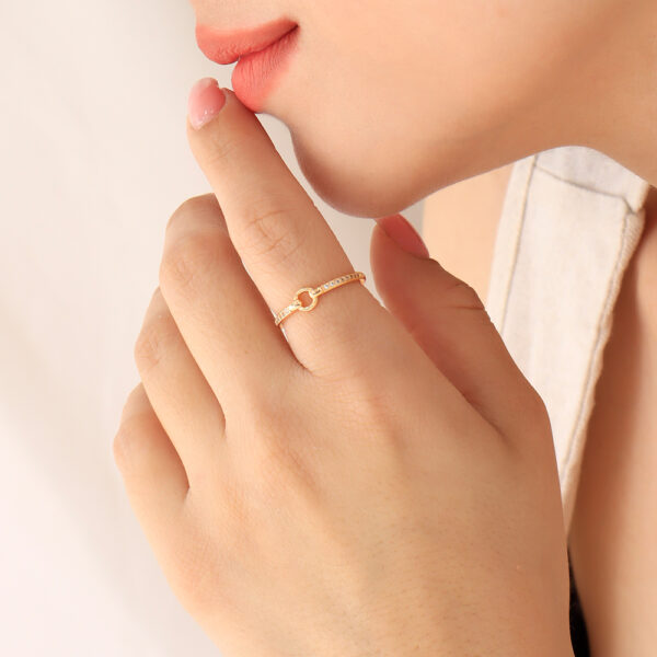 ANILLO . C/ PIEDRAS EN BAÑO DE ORO