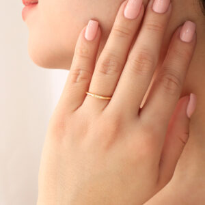ANILLO . FIGURAS EN BAÑO DE ORO