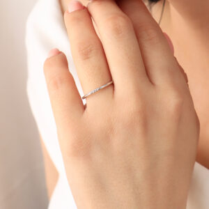 ANILLO .  PIEDRAS EN BAÑO DE RODINADO