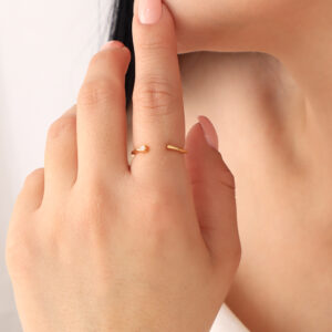 ANILLO . FIGURAS EN BAÑO DE ORO