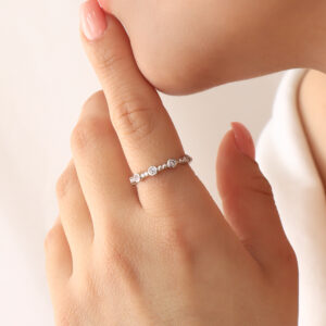 ANILLO .  PIEDRAS EN BAÑO DE RODINADO