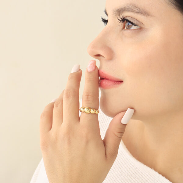 ANILLO . C/ DIJES EN BAÑO DE ORO
