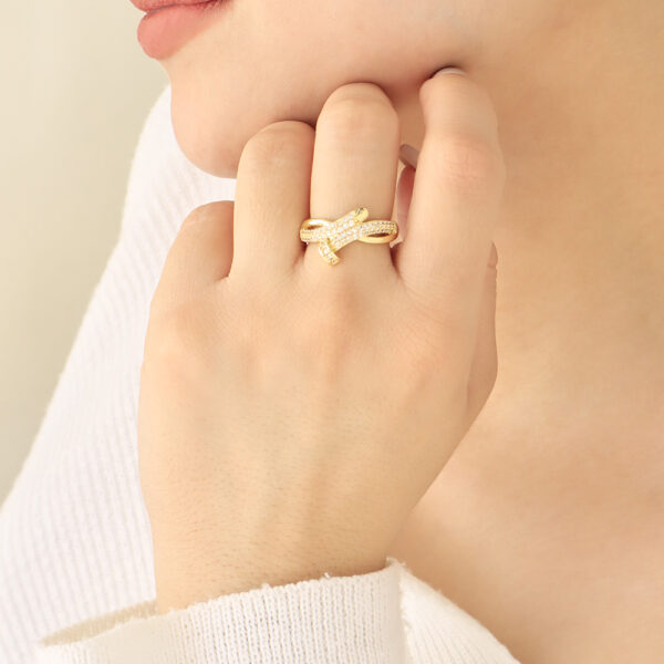 ANILLO .  CRISTAL EN BAÑO DE ORO