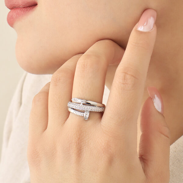 ANILLO .  PIEDRAS EN BAÑO DE RODINADO