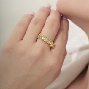 ANILLO . FIGURAS EN BAÑO DE ORO
