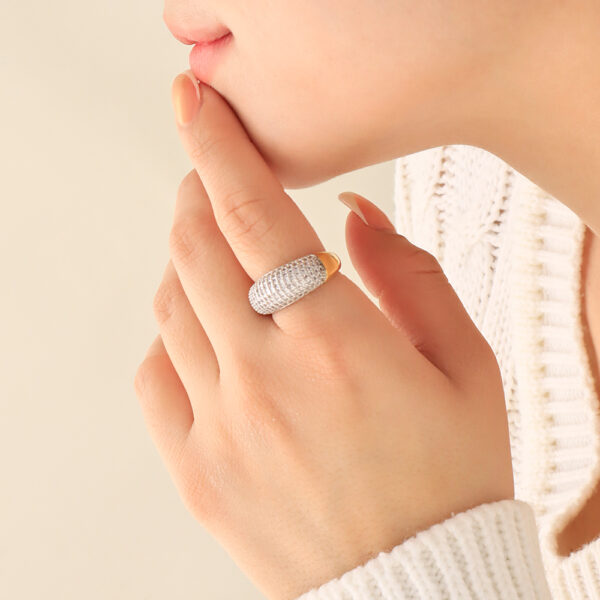 ANILLO . C/ PIEDRAS EN BAÑO DE ORO