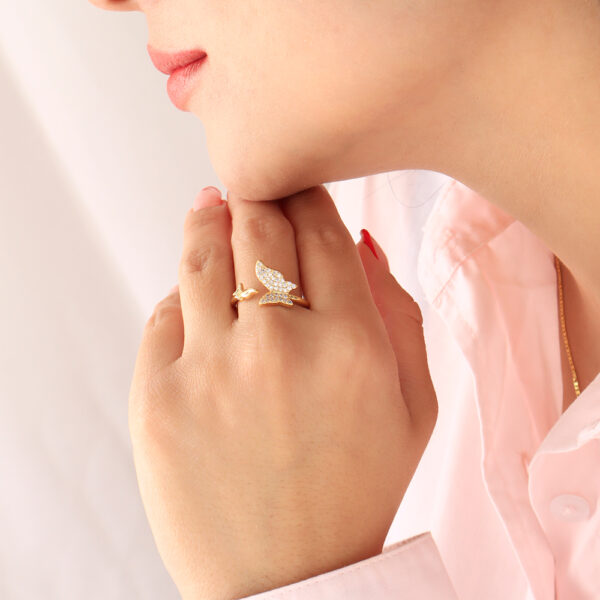 ANILLO . FIGURAS EN BAÑO DE ORO
