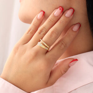 ANILLO . FIGURAS EN BAÑO DE ORO