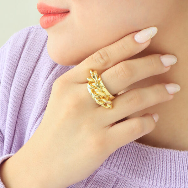 ANILLO . C/ DIJES EN BAÑO DE ORO