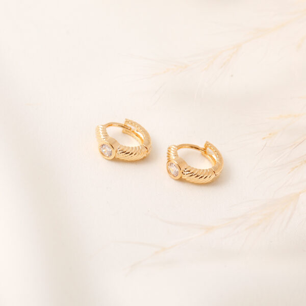 HUGGIES  CIRCON EN ORO LAMINADO