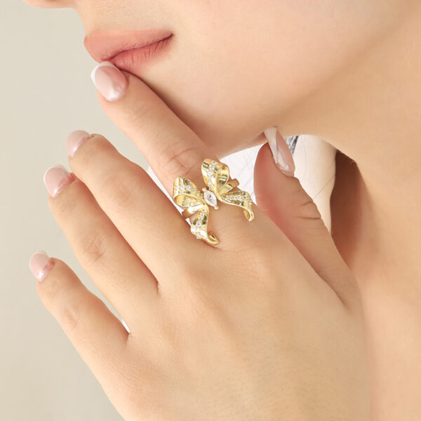 ANILLO .  CRISTAL EN BAÑO DE ORO
