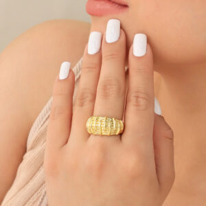 ANILLO . C/ DIJES EN BAÑO DE ORO