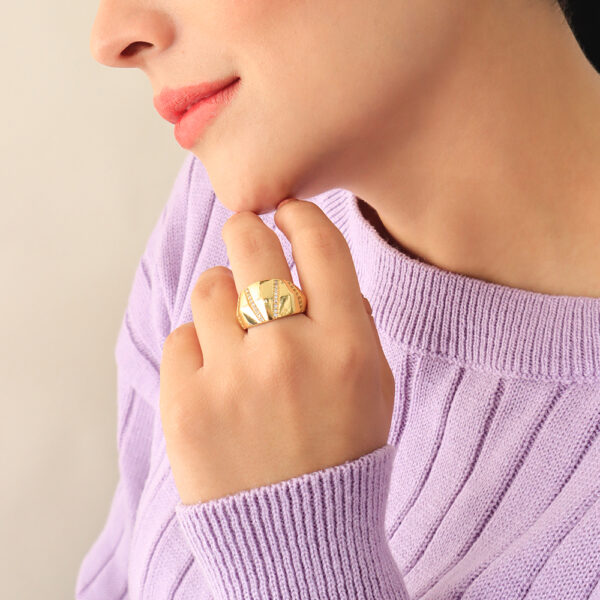 ANILLO .  CRISTAL EN BAÑO DE ORO