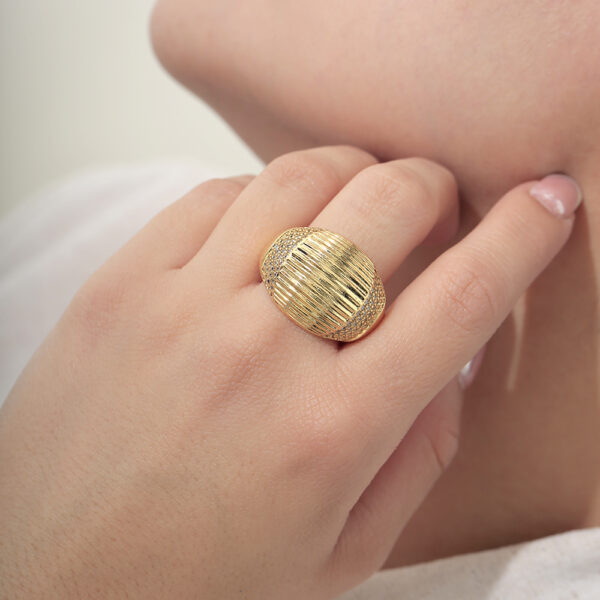 ANILLO .  CRISTAL EN BAÑO DE ORO