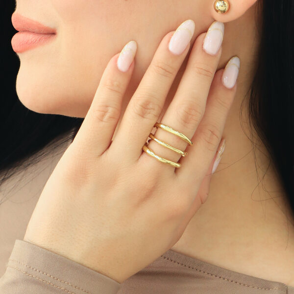 ANILLO . C/ DIJES EN BAÑO DE ORO