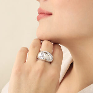 ANILLO .  PIEDRAS EN BAÑO DE RODINADO