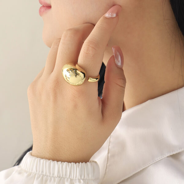 ANILLO . C/ DIJES EN BAÑO DE ORO