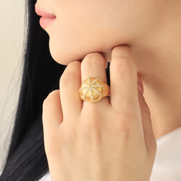 ANILLO . C/ CRISTAL EN BAÑO DE ORO