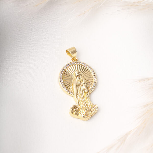 DIJE . FIGURAS EN BAÑO DE ORO