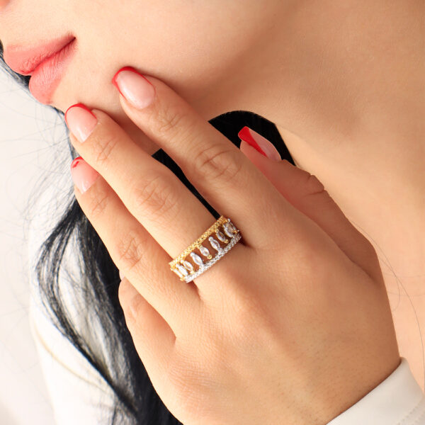 ANILLO . C/ PIEDRAS EN BAÑO DE ORO