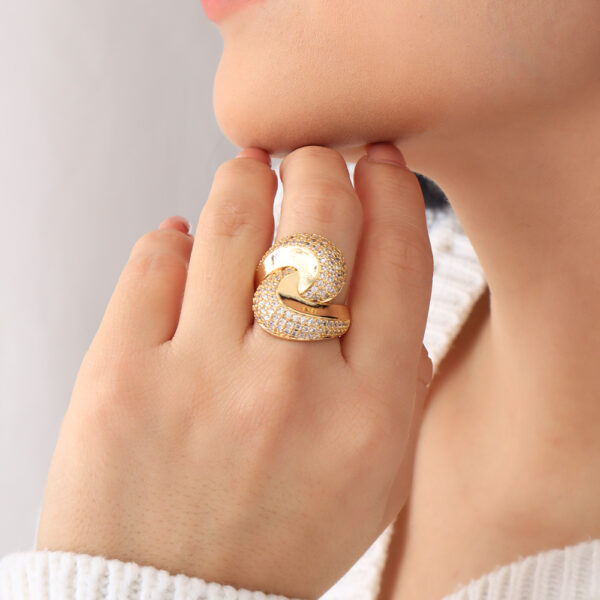 ANILLO .  CRISTAL EN BAÑO DE ORO
