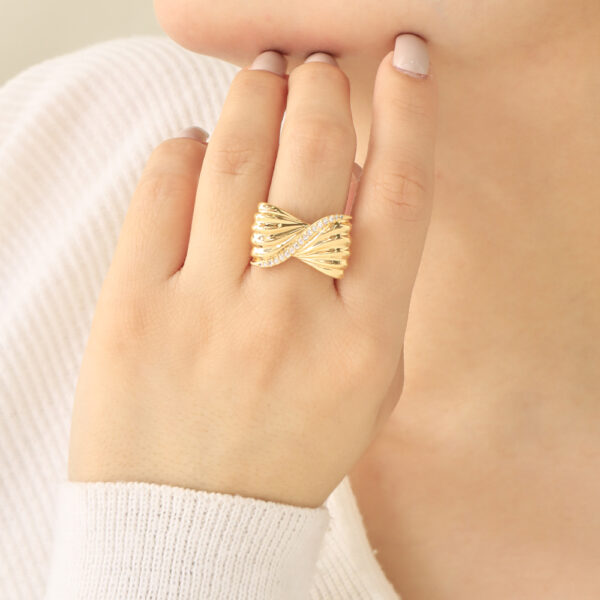 ANILLO .  CRISTAL EN BAÑO DE ORO