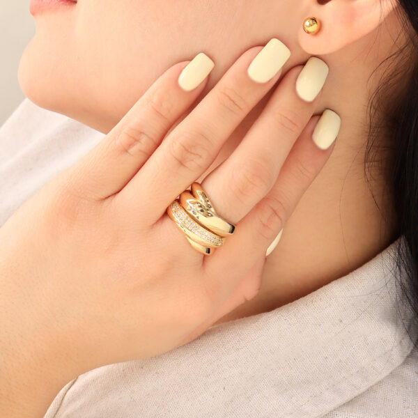 ANILLO . C/ PIEDRAS EN BAÑO DE ORO