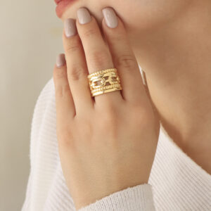 ANILLO . GUADALUPE PIEDRAS EN BAÑO DE ORO