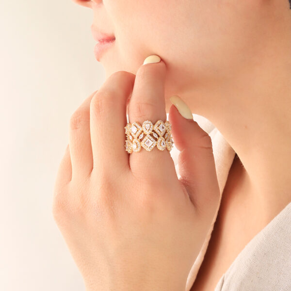 ANILLO . FIGURAS EN BAÑO DE ORO