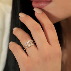 ANILLO . C/ PIEDRAS EN BAÑO DE ORO