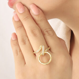 ANILLO . FIGURAS EN BAÑO DE ORO