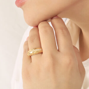 ANILLO . FIGURAS EN BAÑO DE ORO