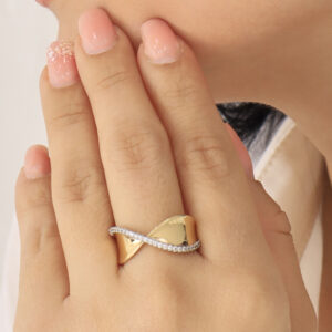 ANILLO . FIGURAS EN BAÑO DE ORO