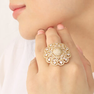 ANILLO . FIGURAS EN BAÑO DE ORO