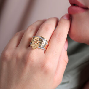 ANILLO . FIGURAS EN BAÑO DE ORO