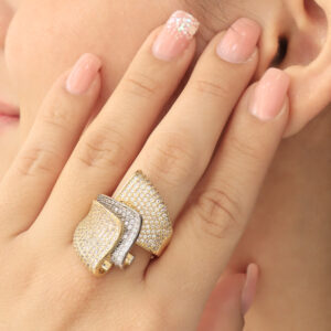 ANILLO . FIGURAS EN BAÑO DE ORO