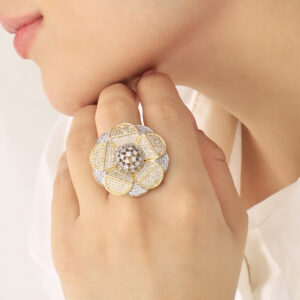 ANILLO . FIGURAS EN BAÑO DE ORO