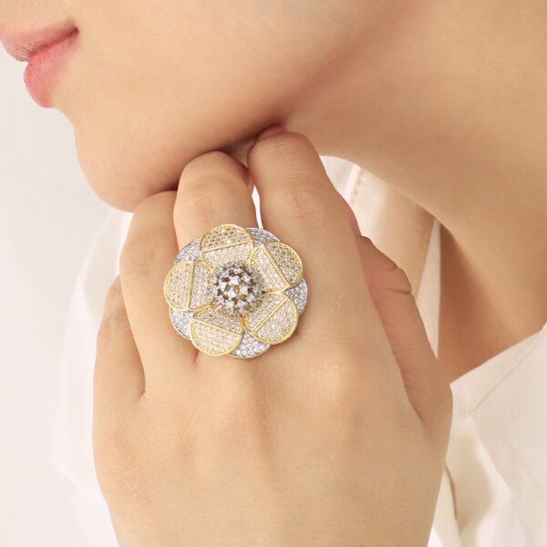 ANILLO . FIGURAS EN BAÑO DE ORO