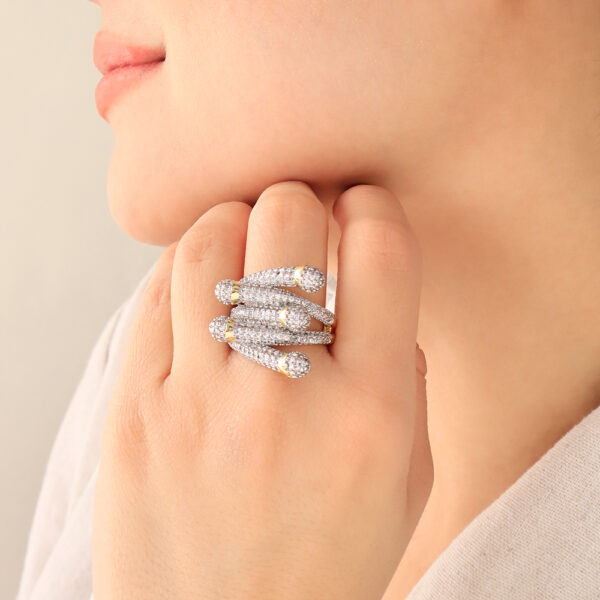 ANILLO . FIGURAS EN BAÑO DE ORO
