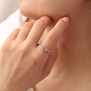 ANILLO .  PIEDRAS EN BAÑO DE RODINADO