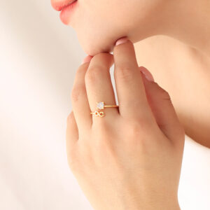 ANILLO . FIGURAS EN BAÑO DE ORO