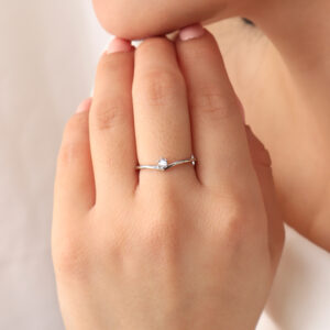 ANILLO .  PIEDRAS EN BAÑO DE RODINADO