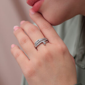 ANILLO .  PIEDRAS EN BAÑO DE RODINADO