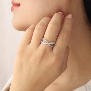 ANILLO .  PIEDRAS EN BAÑO DE RODINADO