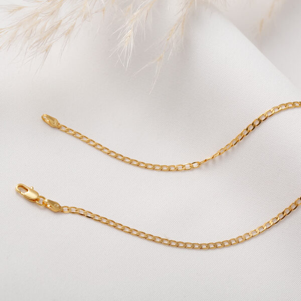CADENA . CORTO  NACAR Y PIEDRAS EN ORO LAMINADO